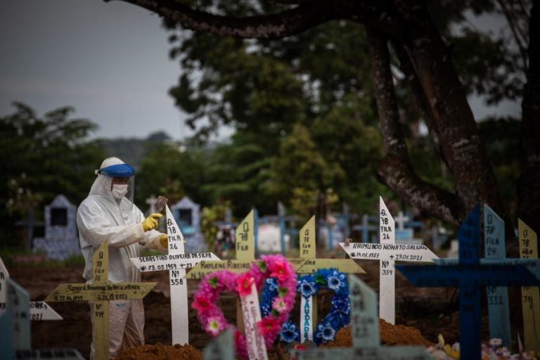 Covid-19: Casos baixam em todo o mundo, mas sobem as mortes