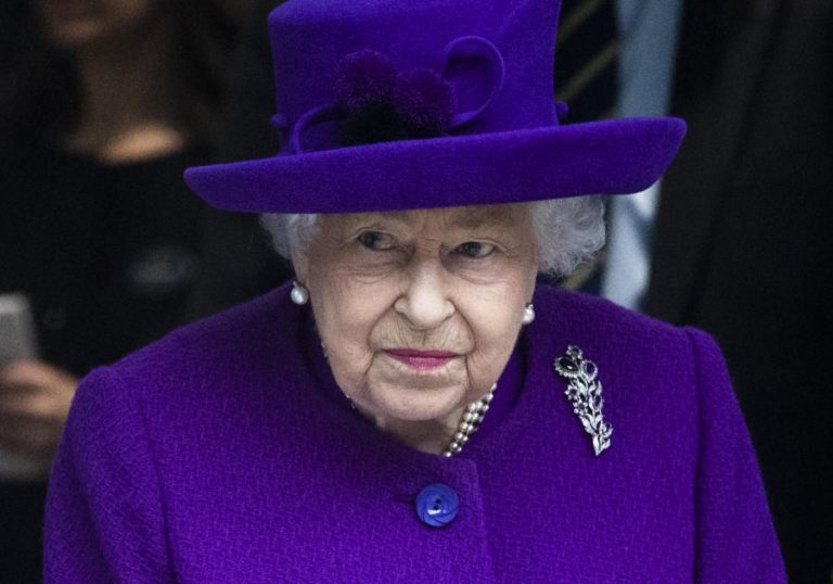 Rainha Isabel II reaparece em véspera do 70.º aniversário de reinado