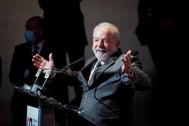 Lula da Silva diz que mudará política de combustíveis se voltar ao poder no Brasil