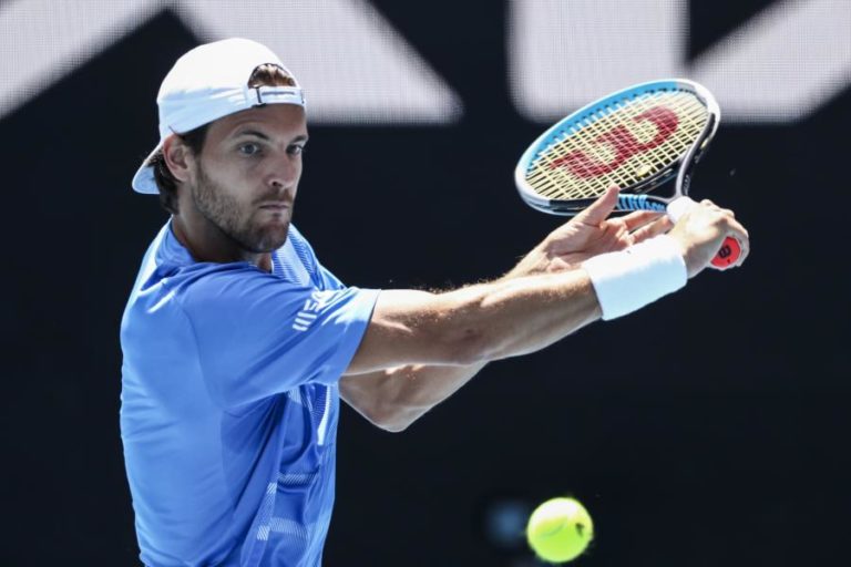 Tenista João Sousa afastado na primeira ronda do torneio de Doha