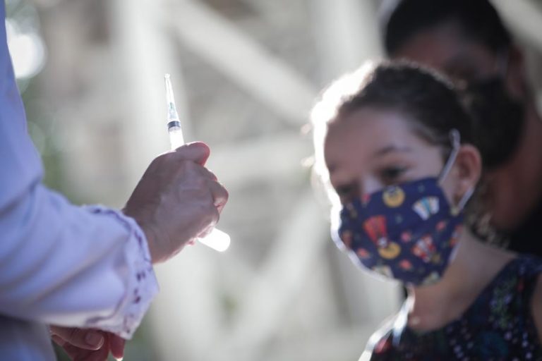 Covid-19: Aberto autoagendamento para crianças entre os 5 e os 10 para primeira dose