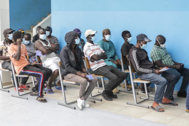 Imigrantes tentam regularização após anos de ilegalidade em Cabo Verde