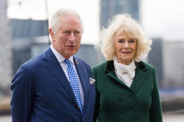 Principe Carlos honrado com desejo de Isabel II de tornar Camilla rainha consorte