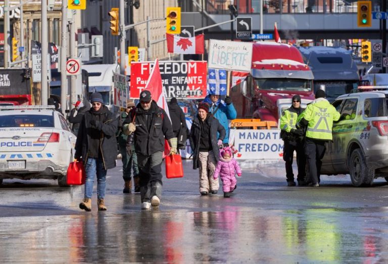 Covid-19: Províncias canadianas levantam restrições mas protestos continuam