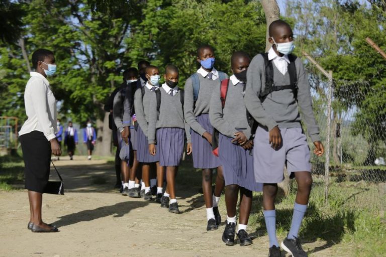 Professores do Zimbabué em greve por aumentos salariais