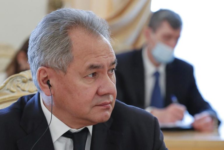 Ucrânia: Ministro da Defesa russo e dois bancos privados entre alvos das sanções da UE