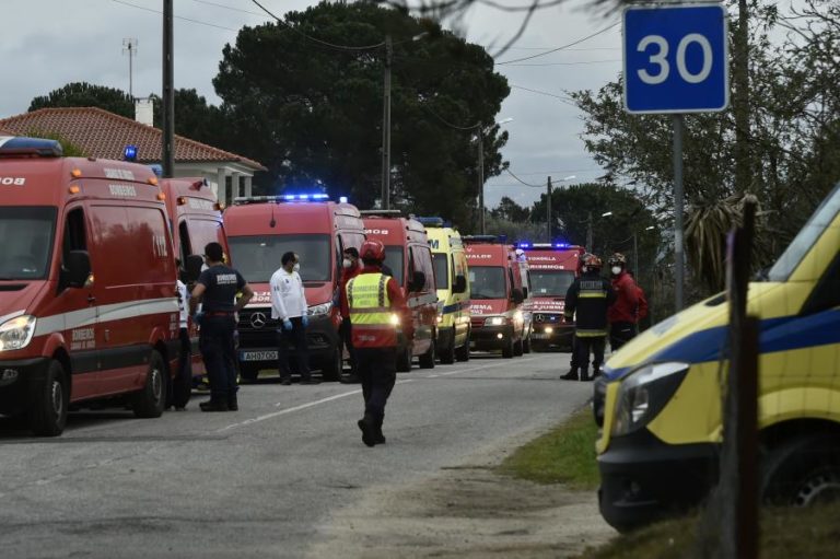 Quatro bombeiros e um militar da GNR feridos em Vale de Madeiros, Nelas