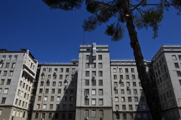 Jovem esfaqueada à porta de escola em Sintra está estável – fonte hospitalar