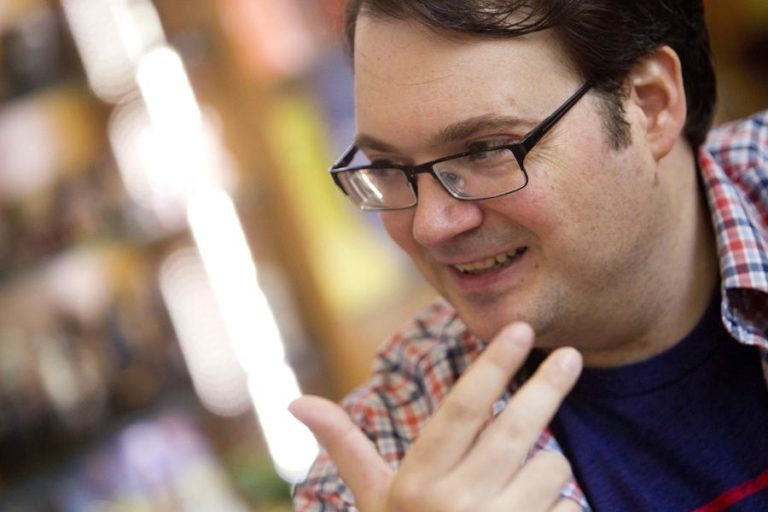 Escritor norte-americano Brandon Sanderson bate recorde de ‘crowdfunding’