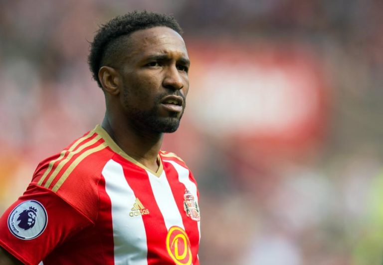 Goleador Jermain Defoe anuncia fim de carreira de mais de 22 anos
