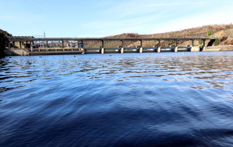 Dois trabalhadores morrem após caírem à água na barragem de Fratel