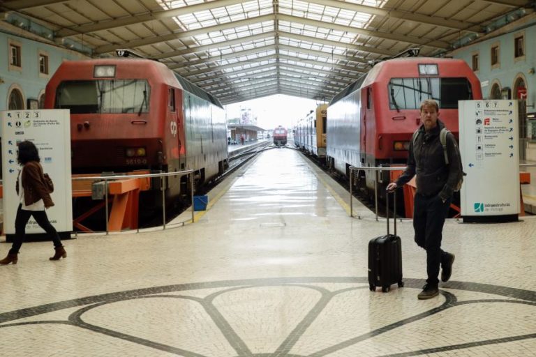 Crise/Energia: Zero propõe passes temporariamente a metade do preço