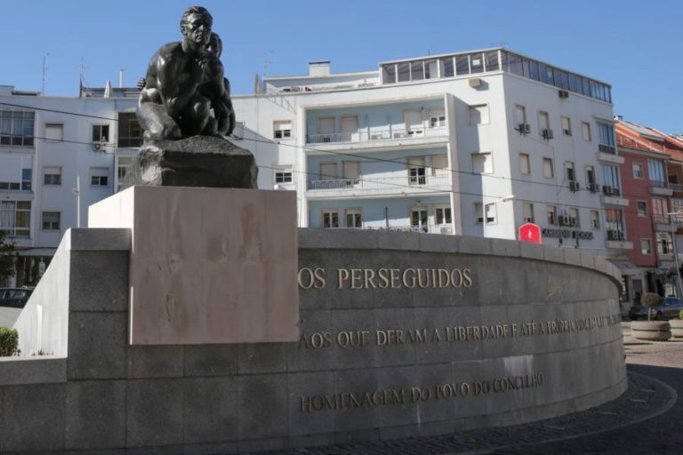 Trabalhadores da autarquia e serviços municipais de Almada em protesto por direitos laborais