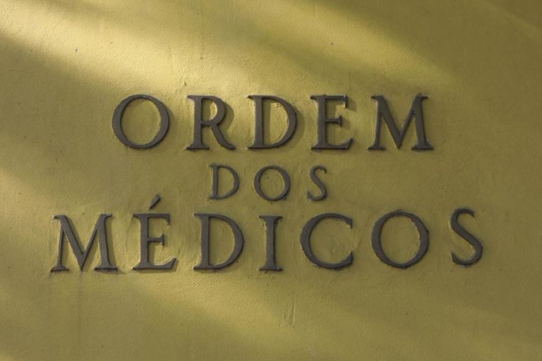 Ucrânia: Ordem propõe que médicos refugiados possam ser contratados apenas pelo SNS