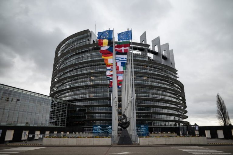 Ucrânia: Parlamento Europeu cede espaço em Bruxelas a associação para apoiar refugiados