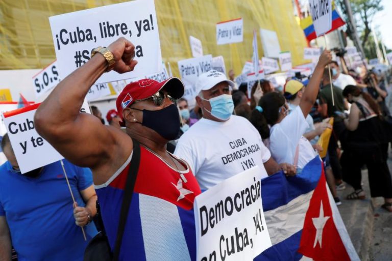 Tribunal cubano condena 128 manifestantes a penas de seis a 30 anos de prisão