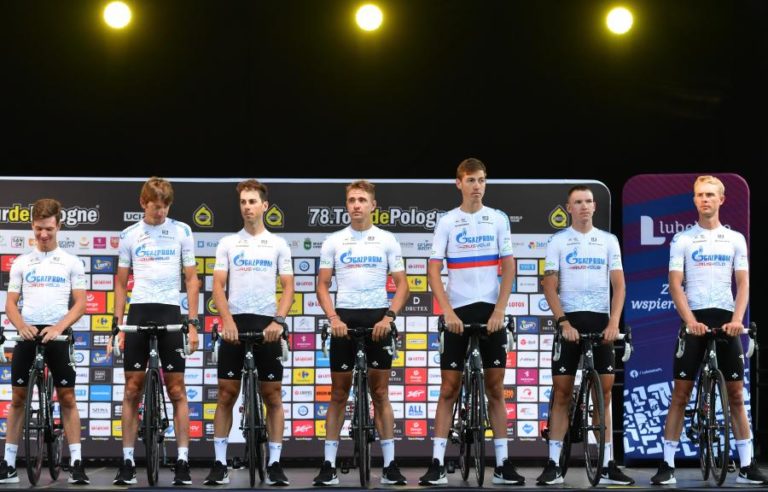 Equipa de ciclismo patrocinada pela Gazprom suspende atividade e busca nova parceria