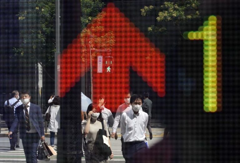 Bolsa de Tóquio fecha a ganhar 3,94%
