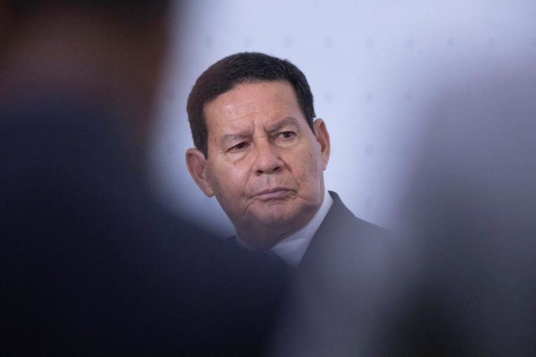Vice-presidente do Brasil exalta golpe militar de 1964 nas redes sociais