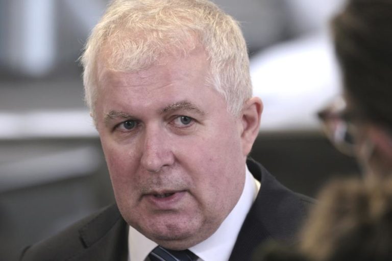 Ucrânia: Ministro da Defesa lituano vista Kiev