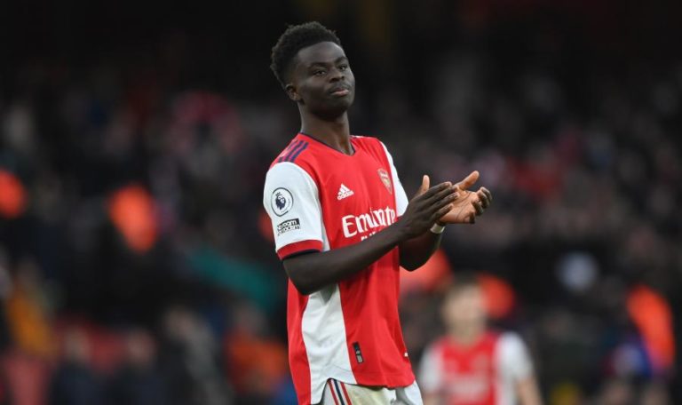 Bukayo Saka dá vitória ao Arsenal na visita ao Villa Park