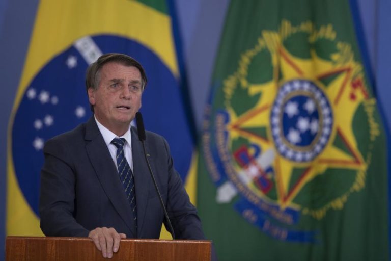 Covid-19: Bolsonaro anuncia que Brasil estuda classificar covid-19 como endemia