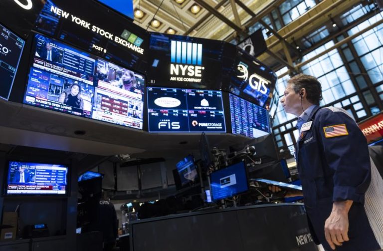Wall Street fecha em alta graças à Fed e a negociações entre Kiev e Moscovo