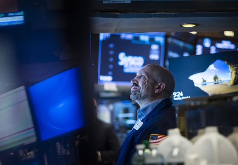 Wall Street negoceia misto em dia de nova subida do petróleo