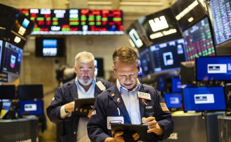 Wall Street fecha em alta sessão de altos e baixos