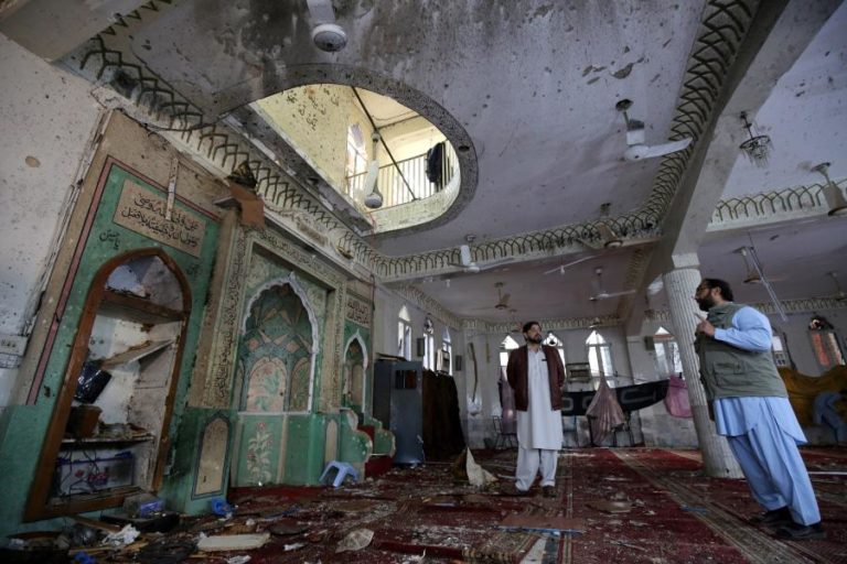 Sobe para 56 número de mortos em ataque contra mesquita xiita no Paquistão