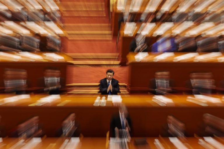 Covid-19: PR chinês pede estratégia mais “científica” contra a pandemia