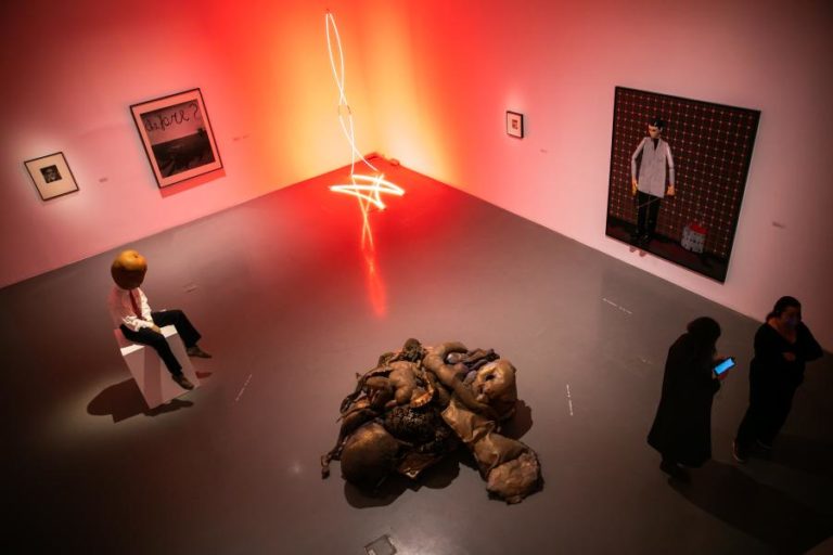 Angústias e sonhos em mais de100 obras da exposição “Atravessar a Noite”