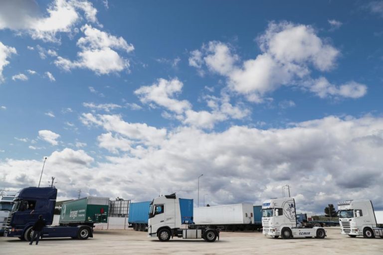 Crise/Energia: Camionetas reúnem-se em Porto de Mós após cancelarem marcha para Lisboa