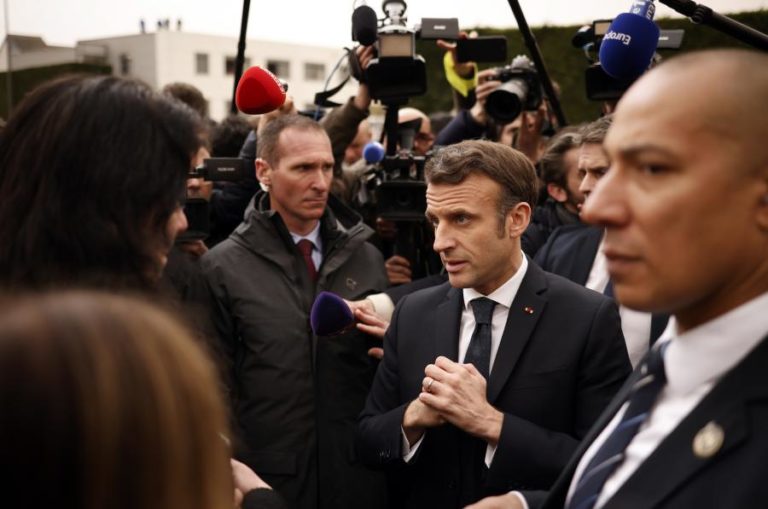 Ucrânia: Macron exige cessar-fogo a Putin, que acusa Kiev de “crimes de guerra”