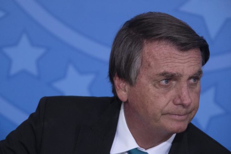 Presidente do Brasil diz ser perseguido ao comentar eleição e suspensão do Telegram