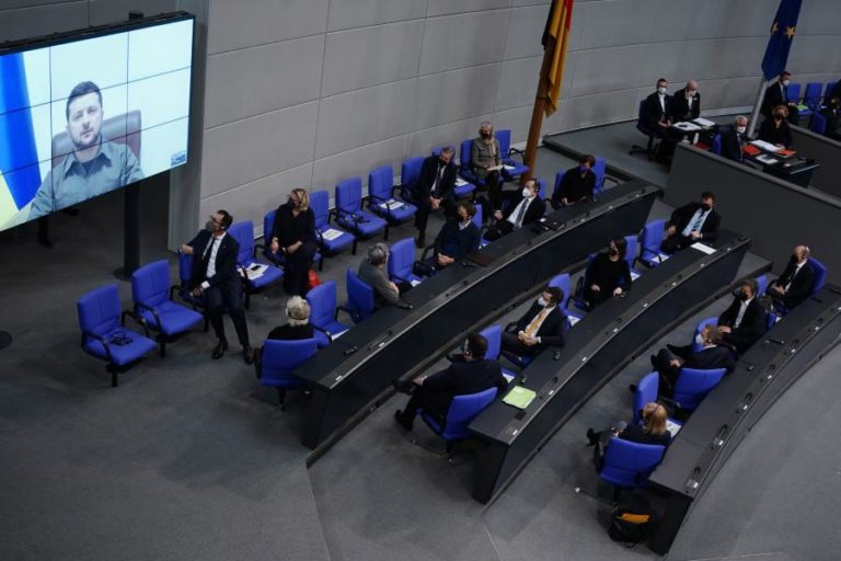 Ucrânia: Zelensky pede à Alemanha para destruir o “novo muro” da Europa