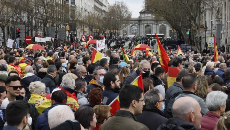 Duas mil e quinhentas pessoas contestam em Madrid o preço dos combustíveis
