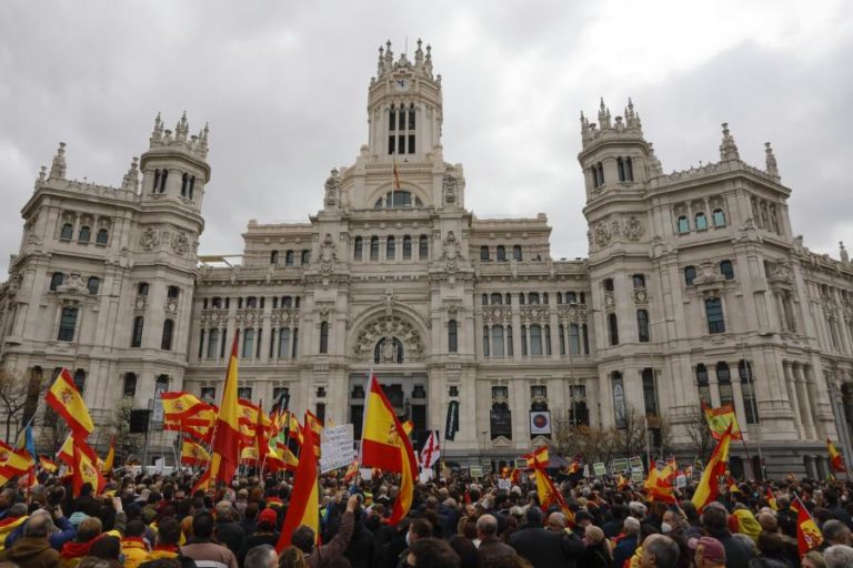 Dezenas de milhares de pessoas manifestam-se em Madrid pela defesa do mundo rural