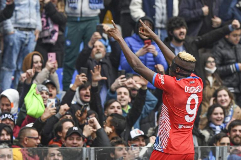 ‘Bis’ de Osimhen dá vitória e liderança provisória partilhada ao Nápoles