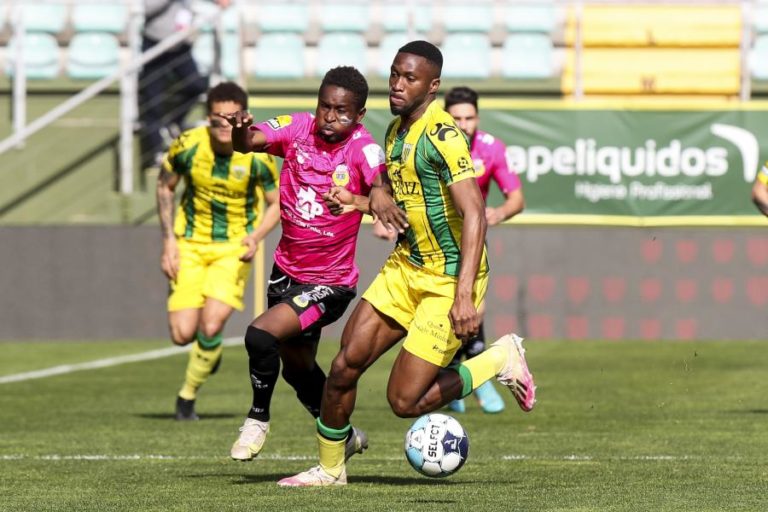 Tondela e Arouca empatam e continuam na zona perigosa da tabela