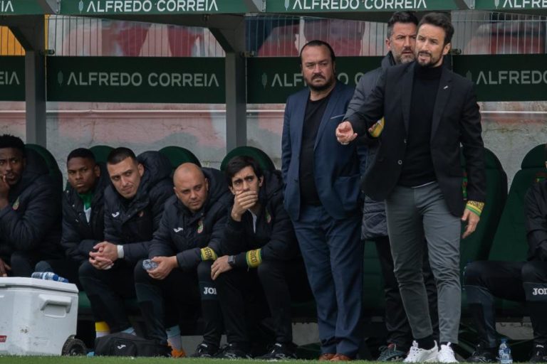 Paços de Ferreira renova contrato com o treinador César Peixoto