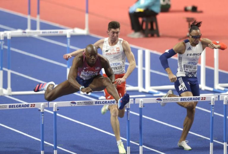 Atletismo/Mundiais: Grant Holloway iguala recorde do mundo dos 60 metros barreiras