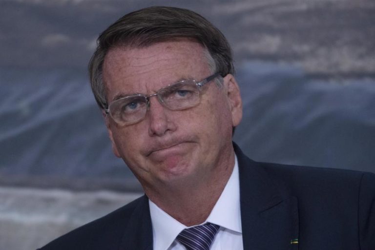 Covid-19: Juíza recusa arquivar investigação contra PR do Brasil sobre compra de vacina