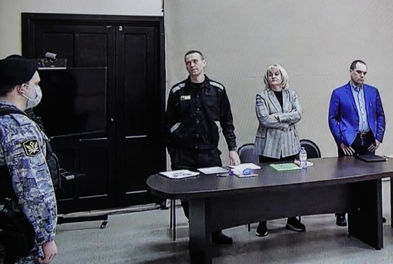 Navalny: Justiça russa recusa comutação da pena de prisão aplicada ao opositor