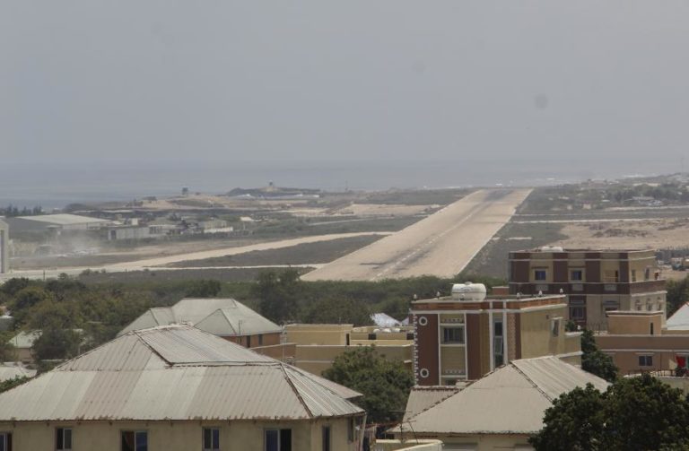 Número de mortos em duplo atentado no centro da Somália sobe para 48