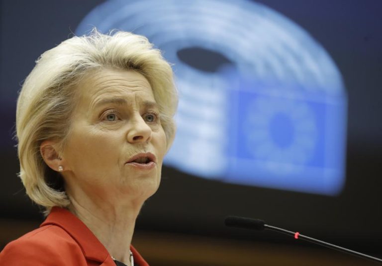 Ucrânia: Von der Leyen pede a eurodeputados aprovação “rápida” de ajuda de 3,4 mil ME