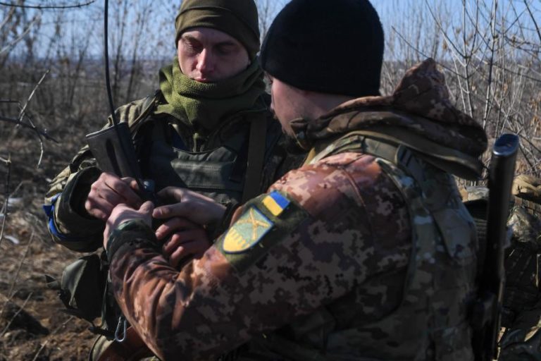 Ucrânia: Conselho da UE dá aval a mil ME para apoio militar às forças armadas ucranianas