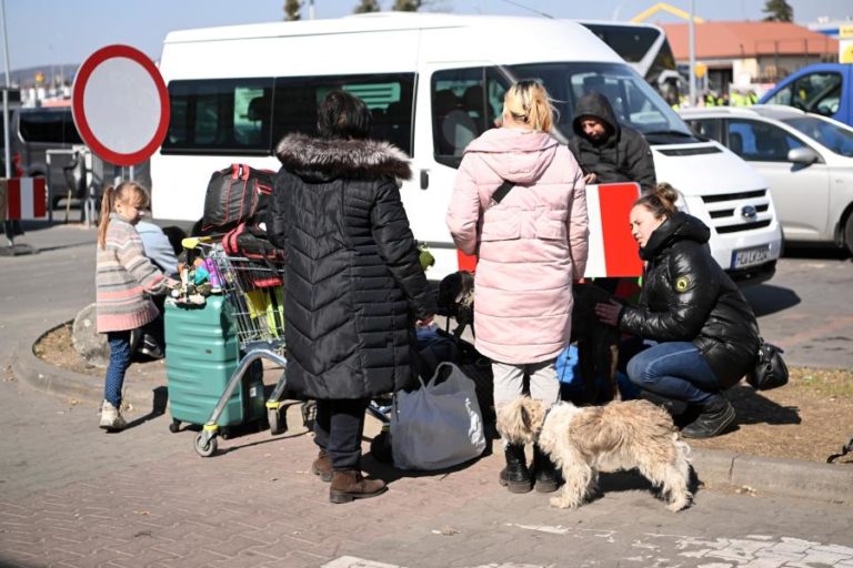 Ucrânia: UE cria centros de triagem para doentes nas fronteiras e doa 270 mil vacinas