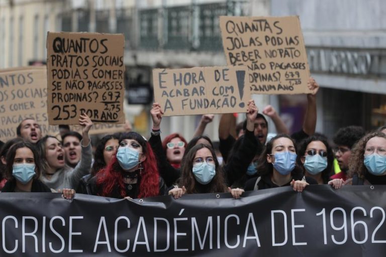 Mais de 500 alunos do superior pediram em frente à AR melhores condições para estudar