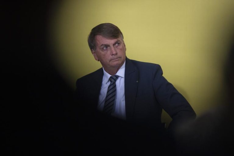 Bolsonaro hospitalizado após sentir “desconforto”